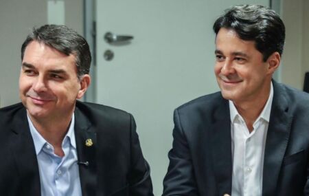 Fl&aacute;vio Bolsonaro e Anderson Ferreira.