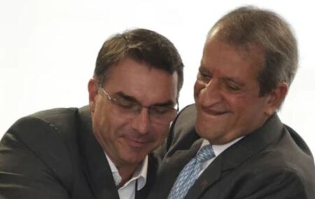 Fl&aacute;vio Bolsonaro e Valdemar Costa Neto.
