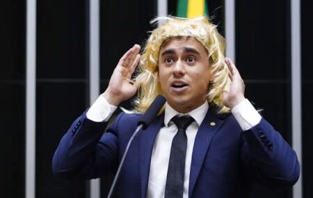 Nikolas Ferreira no plen&aacute;rio de peruca
