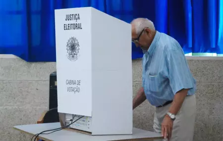 Idoso votando
