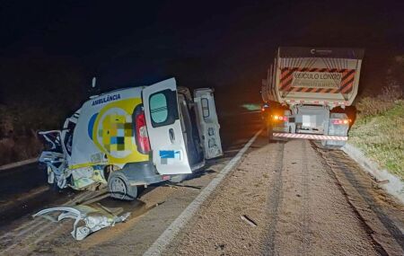 Colis&atilde;o entre ambul&acirc;ncia e bitrem deixa tr&ecirc;s mortos na BR-316, em Ouricuri (PE)