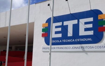 Aluno &eacute; contido ap&oacute;s ser flagrado com faca em escola estadual de Arcoverde (PE).