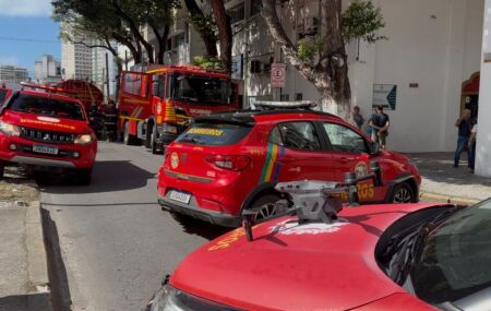 Inc&ecirc;ndio em pr&eacute;dio comercial deixa cinco feridos no Centro do Recife