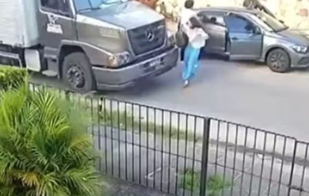 No Recife, mulher tenta escapar de assalto e acaba atropelada por caminh&atilde;o.