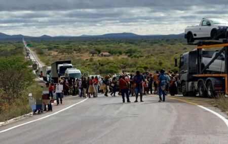 Protesto de ind&iacute;genas de Pernambuco e Bahia interdita BR-116, em Bel&eacute;m do S&atilde;o Francisco