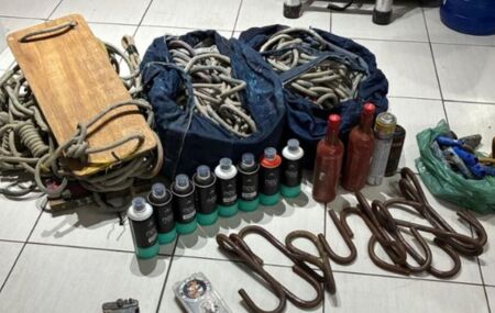 PF prende tr&ecirc;s suspeitos em flagrante por pichar pr&eacute;dio do INSS em Fortaleza.