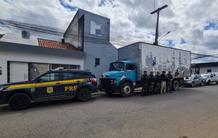 Dupla tenta fugir, mas &eacute; detida com caminh&atilde;o roubado na BR-232, em Cust&oacute;dia (PE).