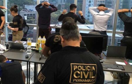 Pol&iacute;cia Civil prende 13 suspeitos de aplicar golpes financeiros em Pernambuco