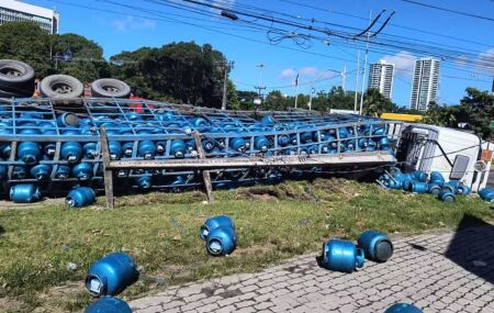 Caminh&atilde;o que transportava botij&otilde;es de g&aacute;s tomba no Recife e motorista &eacute; socorrido.