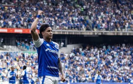 Cruzeiro enfrenta a Chapecoense.