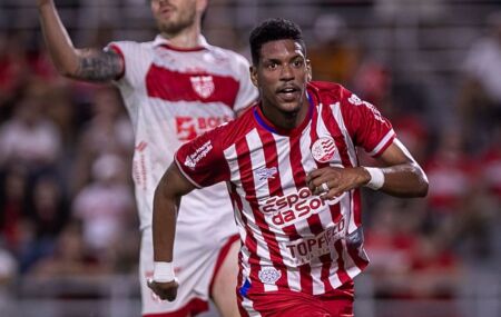 Kauan Maranh&atilde;o comemorando gol contra o CRB.