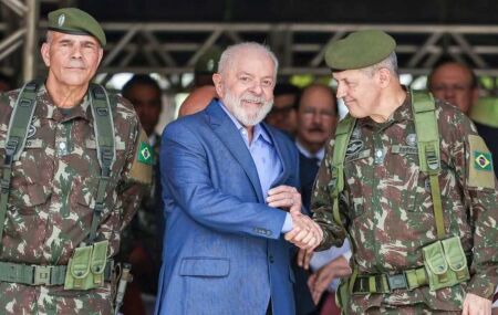 Lula e militares.