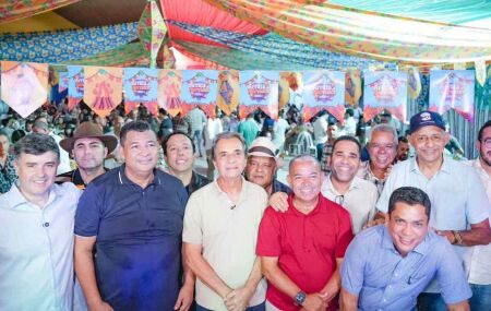 Lula e Eduardo da Fonte participam do Arrai&aacute; do Servidor em Ipojuca.