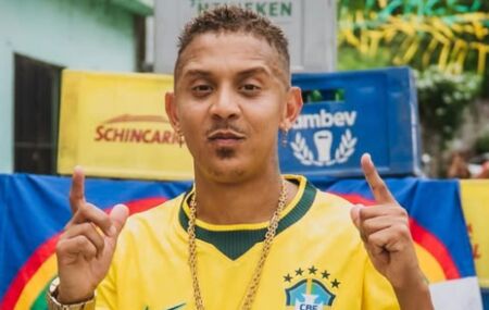MC Tr&oacute;ia.