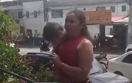 Mulher presa por racismo.