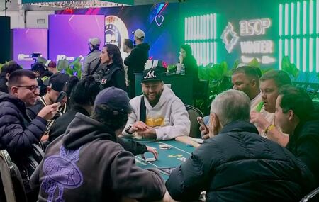 Neymar durante competi&ccedil;&atilde;o de Poker.
