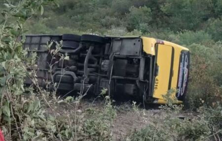 &Ocirc;nibus com romeiros tombado em rodovia.