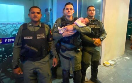 Policiais salvam beb&ecirc; engasgada no Recife.