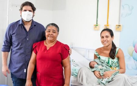Prefeito Vin&iacute;cios Labanca no Hospital e Maternidade Petronila Campos.