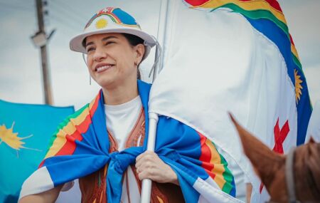 Raquel Lyra com a bandeira de Pernambuco.