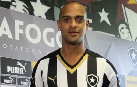 T&aacute;ssio, ex atacante do Botafogo.