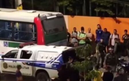 Tentativa de assalto a &ocirc;nibus em Jaboat&atilde;o.