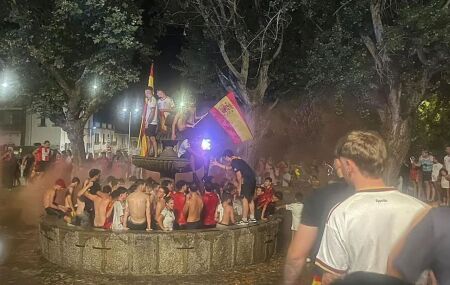 Torcedores da Espanha comemora t&iacute;tulo da Copa do Mundo