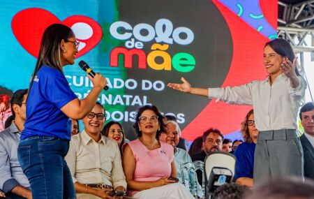 Raquel Lyra em evento do programa Colo de M&atilde;e