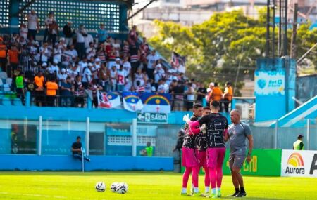 Time do Santa Cruz comemorando vit&oacute;ria 