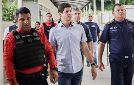 ex-prefeito do Recife, Joao Campos, e agentes da Guarda do Recife 