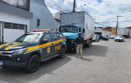Os homens foram detidos e encaminhados, juntamente com o caminh&atilde;o recuperado.