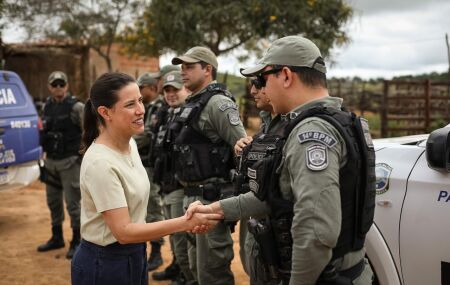 Raquel com Policiais Militares