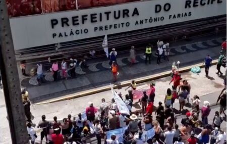 Manifesta&ccedil;&atilde;o por Moradias na Frente da Prefeitura do Recife 