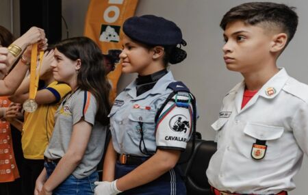 Podem participar da competi&ccedil;&atilde;o alunos do 6&ordm; ano do ensino fundamental ao 3&ordm; ano do ensino m&eacute;dio de escolas 