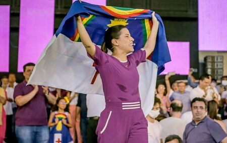 Raquel Lyra (PSD) com a Bandeira de Pernambuco 