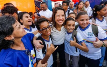 Governadora Raquel Lyra ao lado de estudantes da rede estadual de ensino.