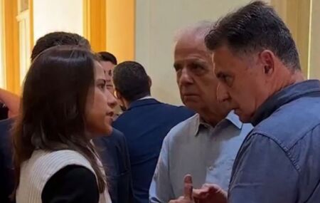 Encontro entre Raquel Lyra, Jos&eacute; M&uacute;cio e Coronel Meira no Pal&aacute;cio do Campo das Princesas.