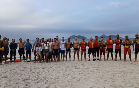 "As pessoas j&aacute; estavam a uma dist&acirc;ncia consider&aacute;vel da faixa de areia quando um dos participantes acionou o Corpo de Bombeiros pelo telefone 193". Os bombeiros foram acionados e resgataram o grupo em jet skis.&nbsp;