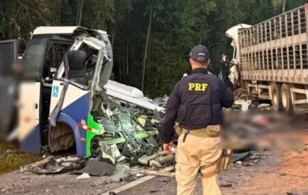 Um acidente entre um micro-&ocirc;nibus e uma carreta deixou ao menos 23 mortos e cinco feridos. 