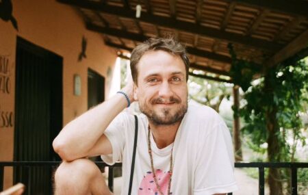 Aos 38 anos, o ator Angel Ferreira decidiu mudar completamente a rotina. 