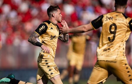 Barletta marcou um gola&ccedil;o aos 6 minutos do primeiro tempo.