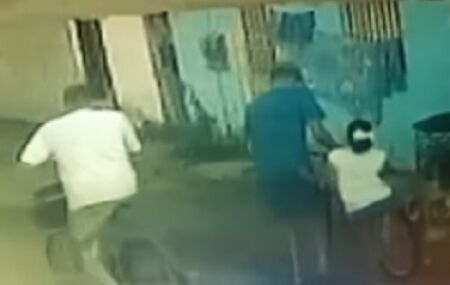 C&acirc;meras de seguran&ccedil;a registraram o momento em que dois homens abordaram a crian&ccedil;a e levaram a bicicleta. Ap&oacute;s o assalto, a crian&ccedil;a foi presenteada com uma nova bicicleta.