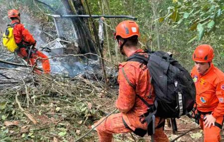 Bombeiros chegam ao local da queda de helic&oacute;ptero.