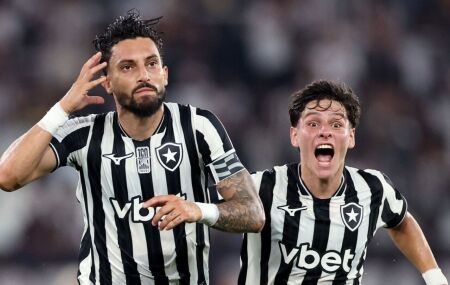 Alex Telles comemorando gol de falta contra o Fluminense.