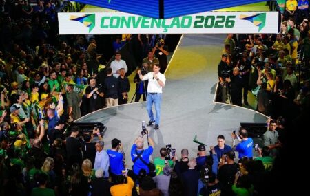 Em discurso na Conven&ccedil;&atilde;o do PL-SC, Fl&aacute;vio Bolsonaro pede voto