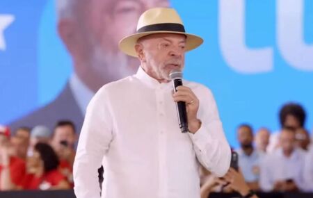 Lula pede votos para aliados e pr&oacute;pria candidatura em conven&ccedil;&atilde;o do PT na Bahia; lei eleitoral pro&iacute;be