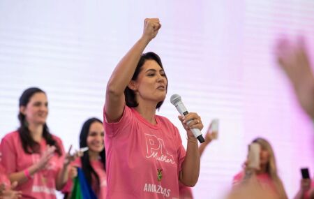 Deputada Bia Kicis garante que Michelle Bolsonaro ser&aacute; candidata ao Senado: "acabou a d&uacute;vida"