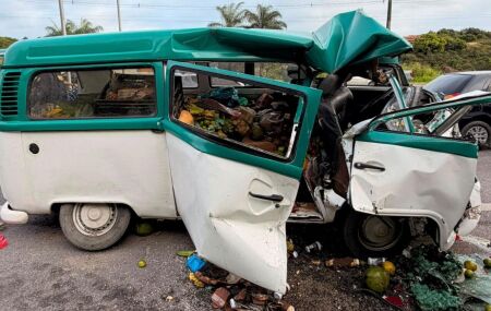 Colis&atilde;o entre Kombi e carreta no km 59 da BR-101 deixa uma pessoa ferida em Paulista