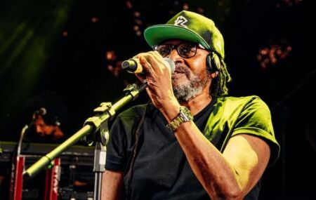 &Iacute;cone do reggae, Edson Gomes &eacute; internado em UTI na Bahia ap&oacute;s passar mal em show
