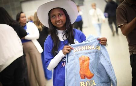 Fen&ocirc;meno da internet, "Menina da Bota" oficializa candidatura a deputada federal